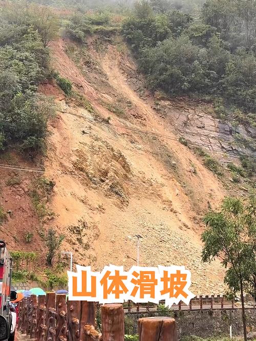 坡度太陡的裸露山坡被雨水冲刷出沟壑的实景