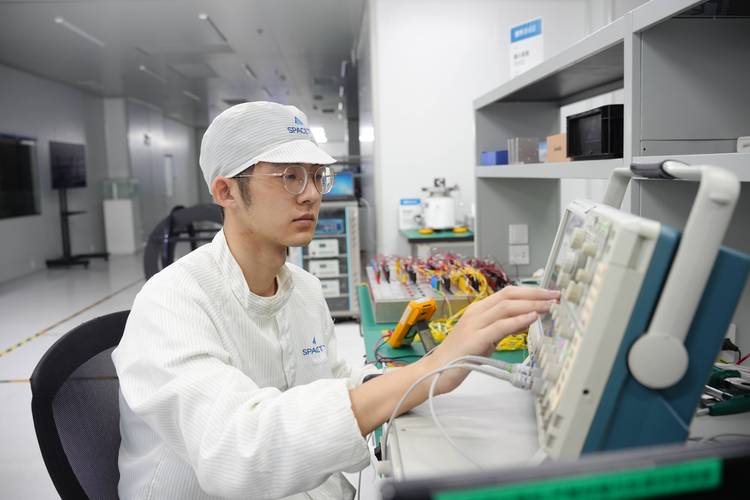 上海张江半导体材料中试平台技术人员操作