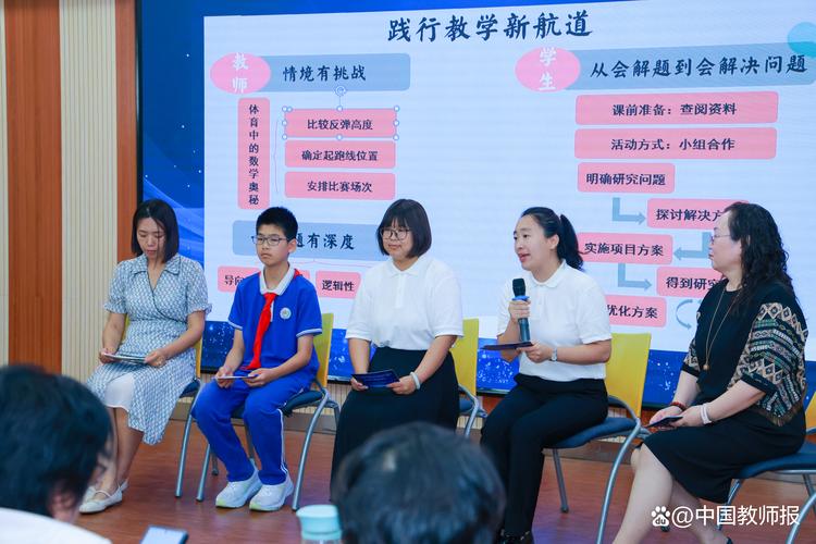 中学生分组进行项目式学习成果汇报展示
