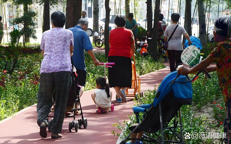工业企业职工家属区老人带娃遛弯场景图
