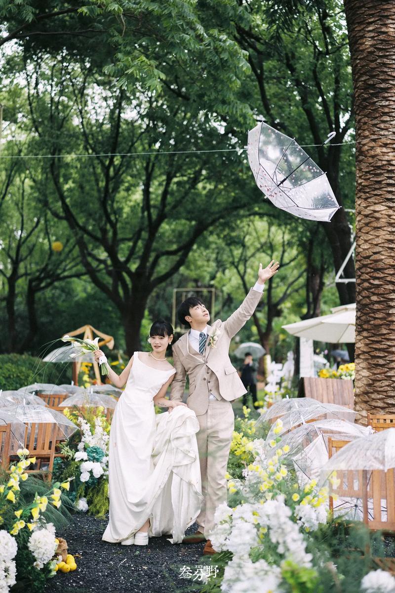 雨中婚礼新娘新郎牵手奔跑大树下