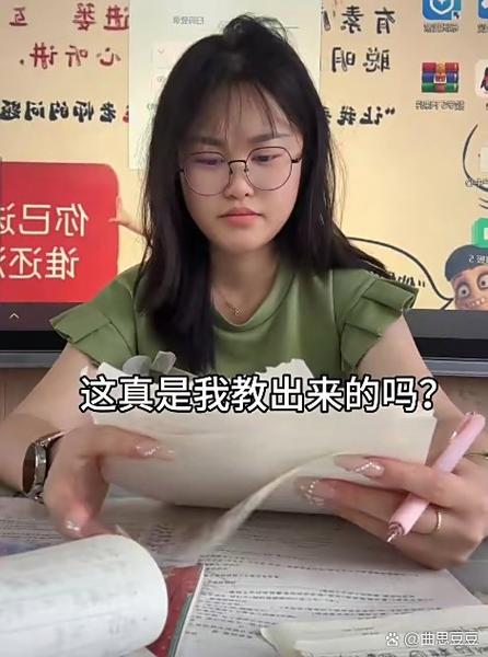 现在的课堂,没人再蹲地上吐槽了
