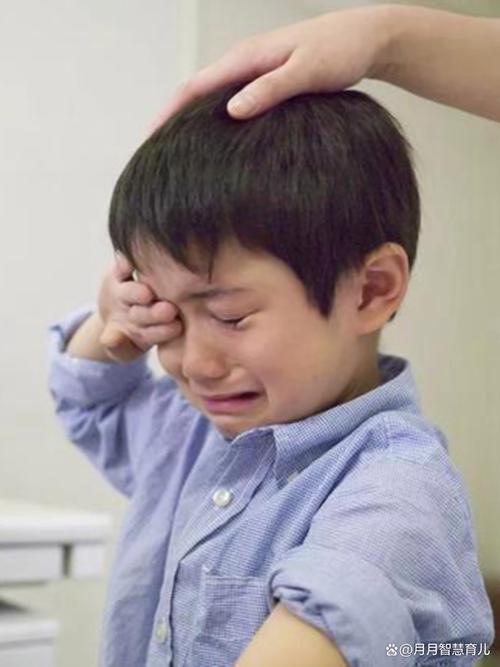 幼儿完美主义敏感期搭积木失败哭闹场景