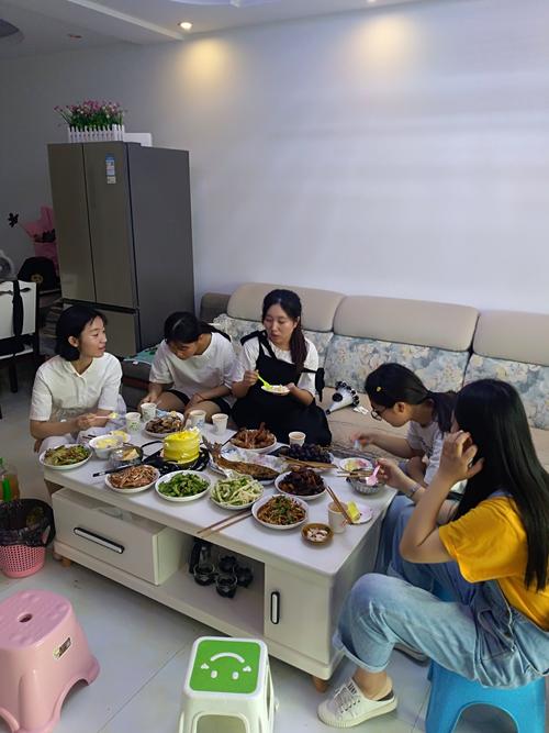 青春期孩子和工厂家长在出租屋桌边一起吃饭聊天