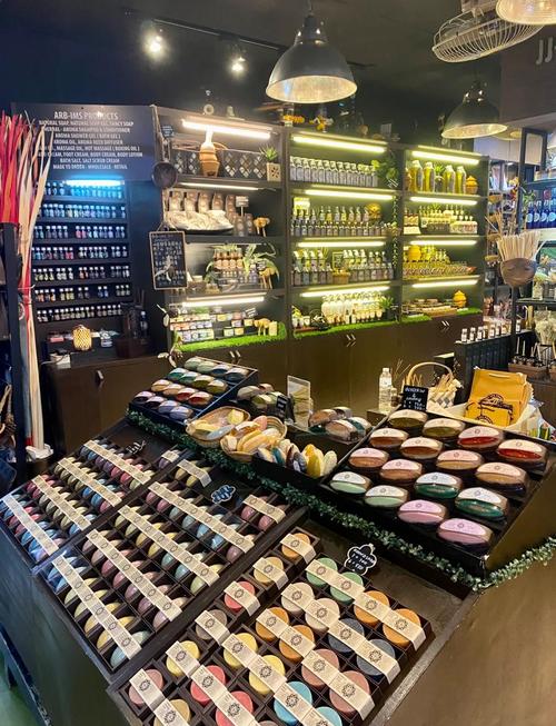 曼谷本地家居卖场货架上的香薰产品陈列