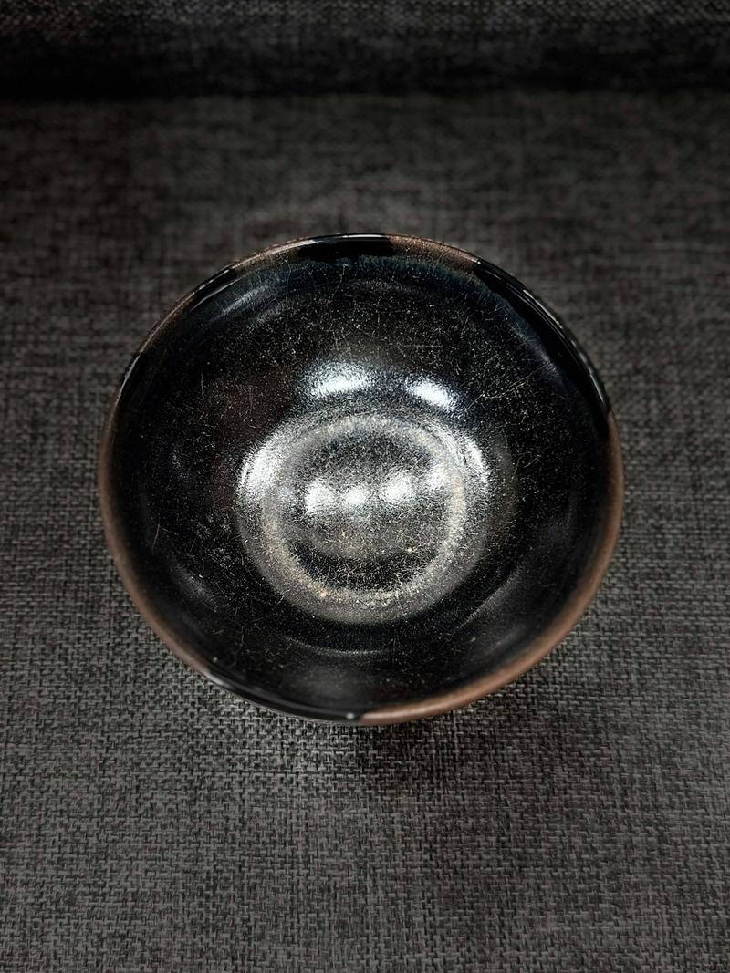 宋代建窑黑釉陶碗，博物馆展品特写