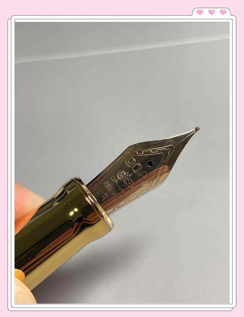 钢笔金尖铱粒微距特写