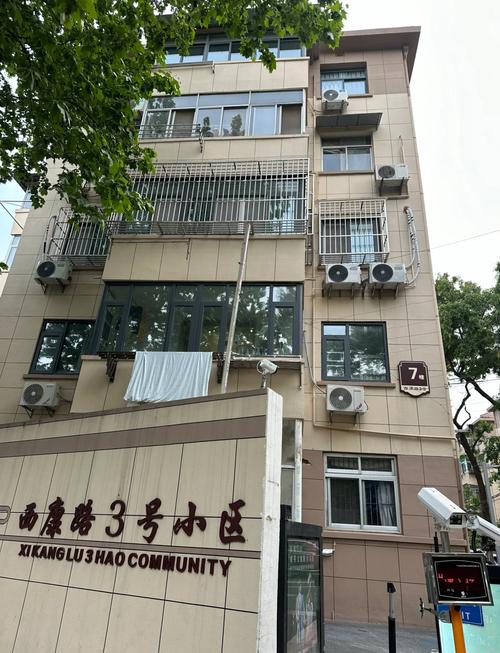 南京鼓楼区老破小学区房小区门口