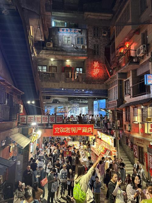 长沙文和友排队打卡的人群场景