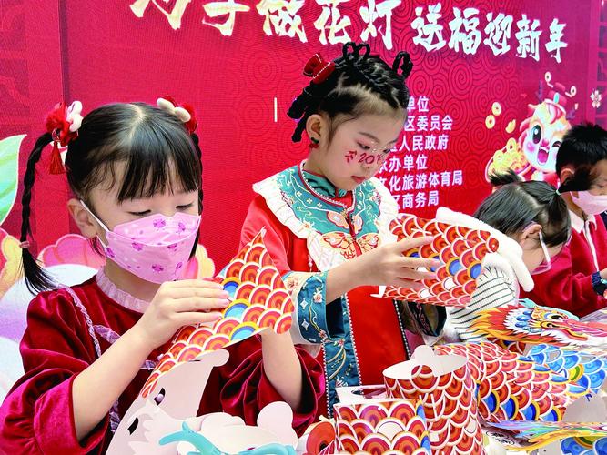 工厂车间节日装饰灯会儿童参加活动