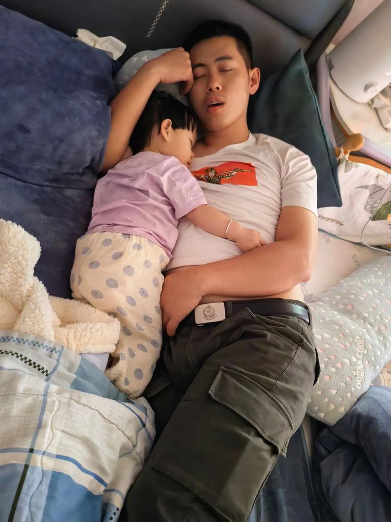 爸爸哄夜醒宝宝睡觉温馨实拍