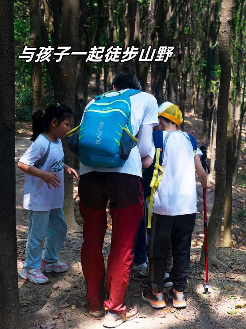 亲子徒步研学后孩子自己整理登山鞋的温馨场景