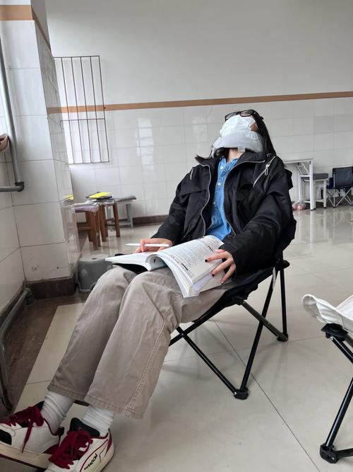 中学生靠在沙发上背单词日常场景