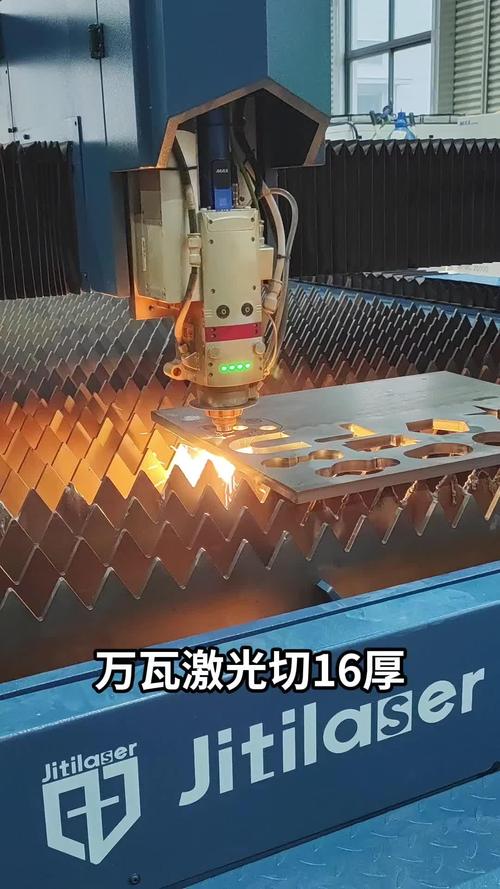 工业万瓦激光切割机切割厚钢板现场图