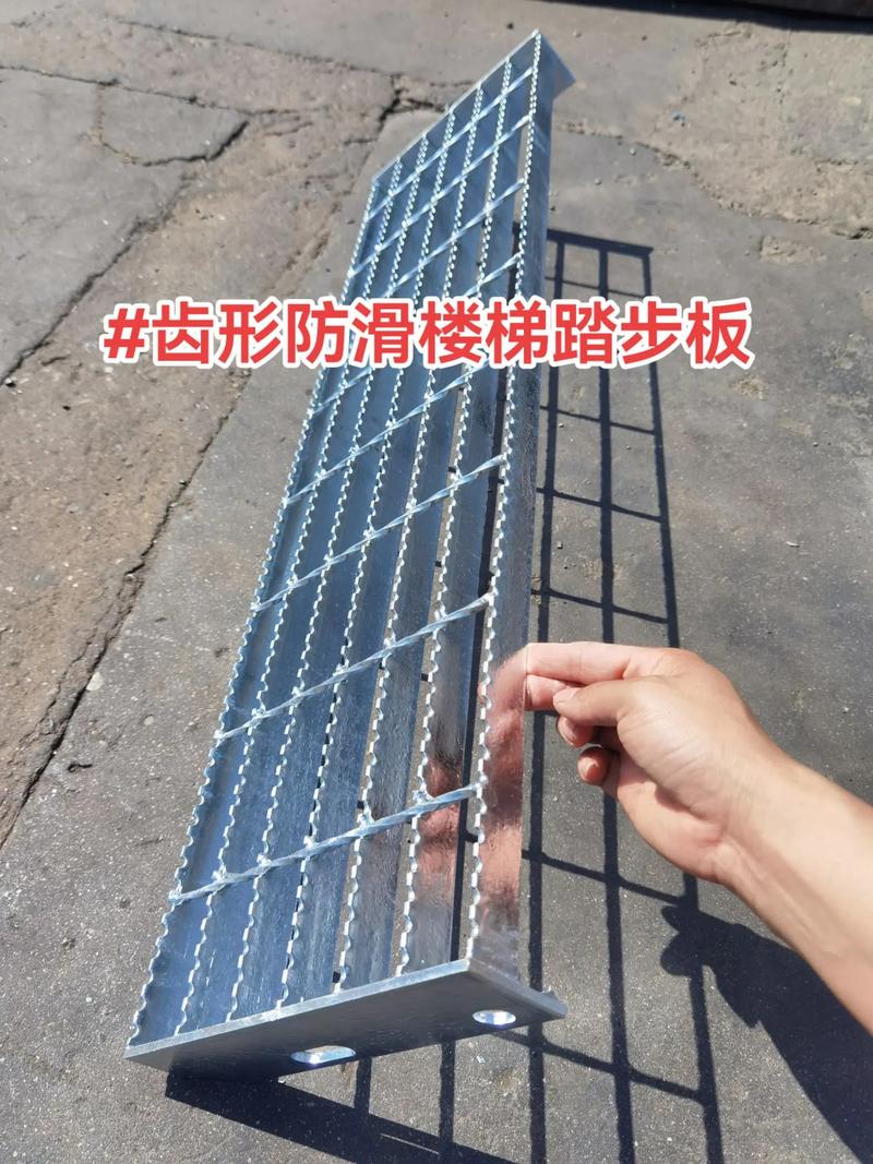 工业梯台防滑踏板与扶手设计对比