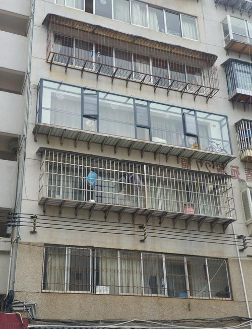 老小区六楼窗户半开通风实拍