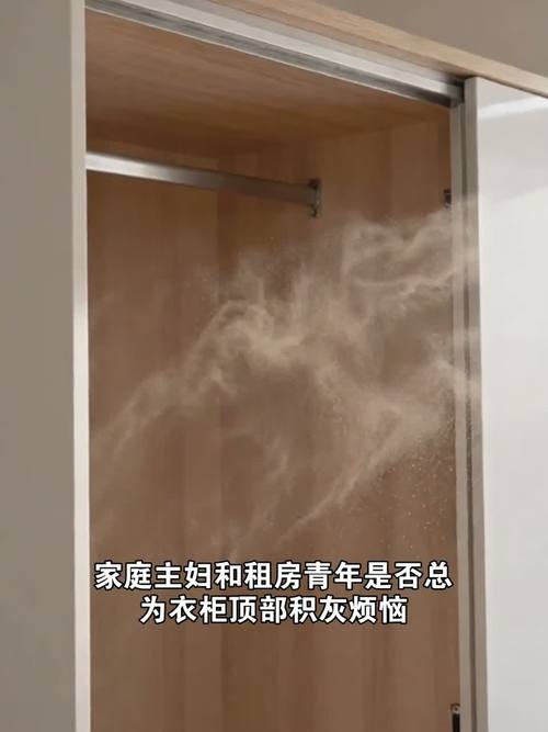 衣柜顶部铺报纸防尘实拍