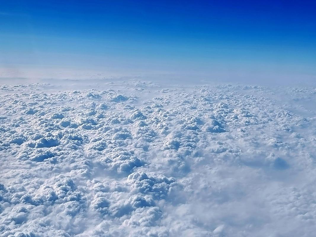 飞机飞行在平流层高空俯瞰云海图