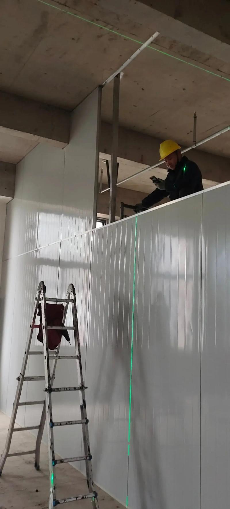 彩钢板隔墙安装施工现场图