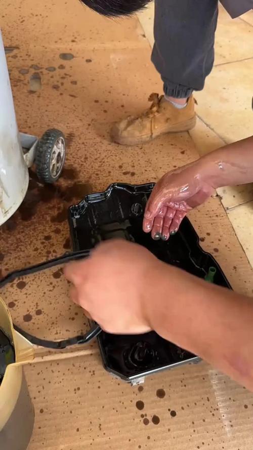 拆下来的变速箱油底壳磁铁附着油泥实拍