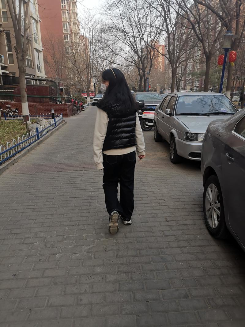 傍晚小区楼下拎垃圾袋散步的背影
