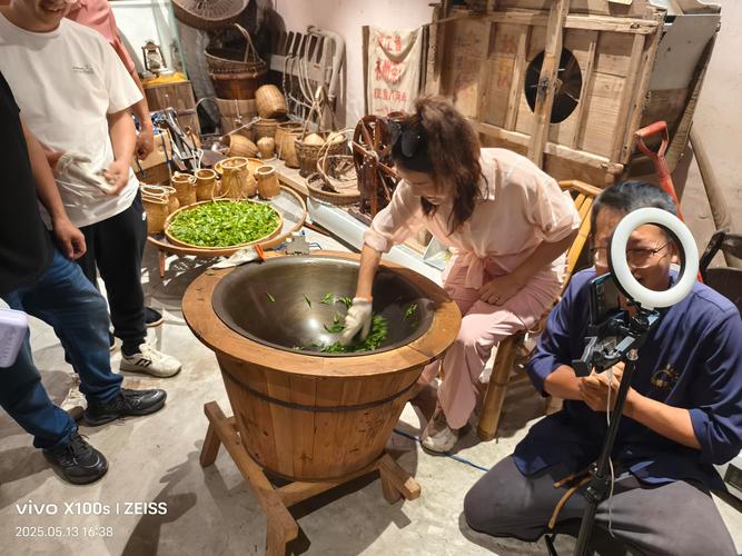 南漳周湾村手工炒茶体验场景