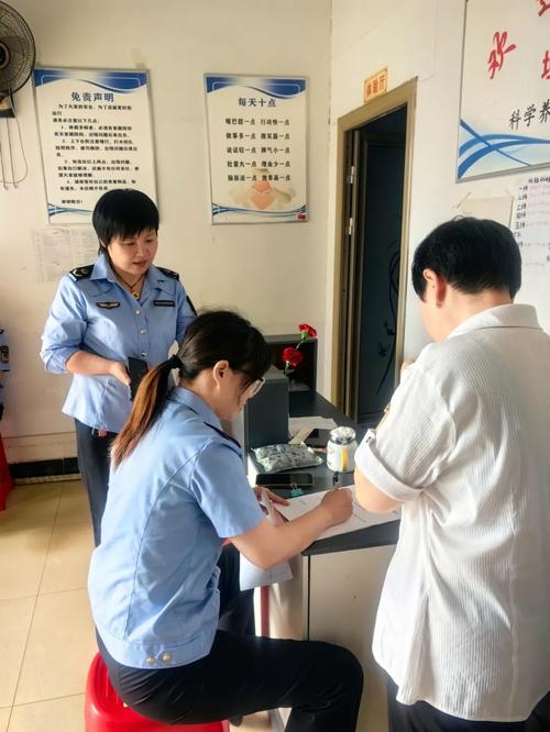 市场监管部门核查保健品虚假宣传的现场记录