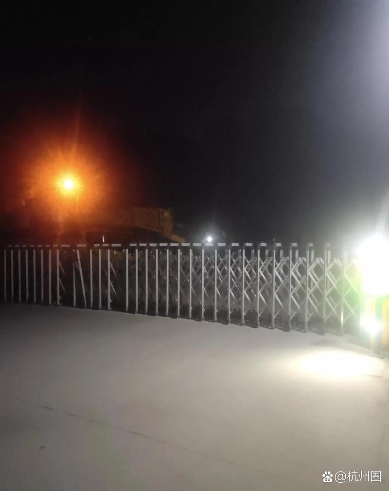 工厂车间深夜保安室留门灯实拍