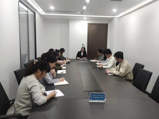 企业部门全体会议员工低头记录实拍
