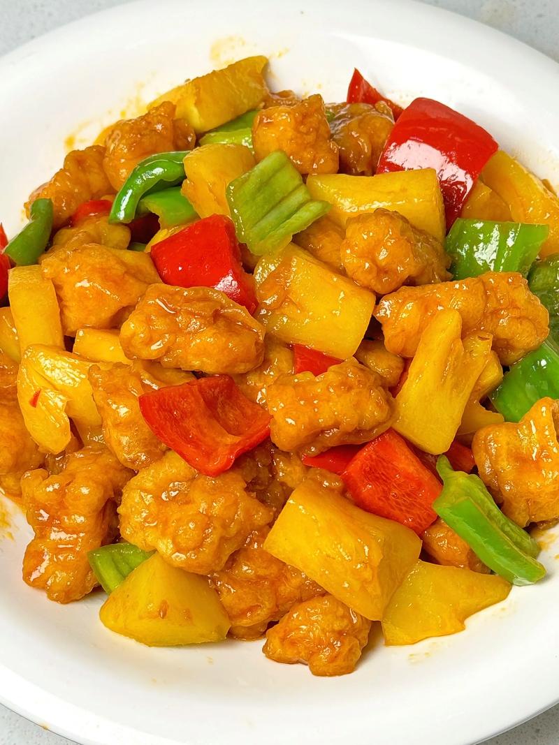素食咕咾肉配菠萝青椒色彩鲜艳