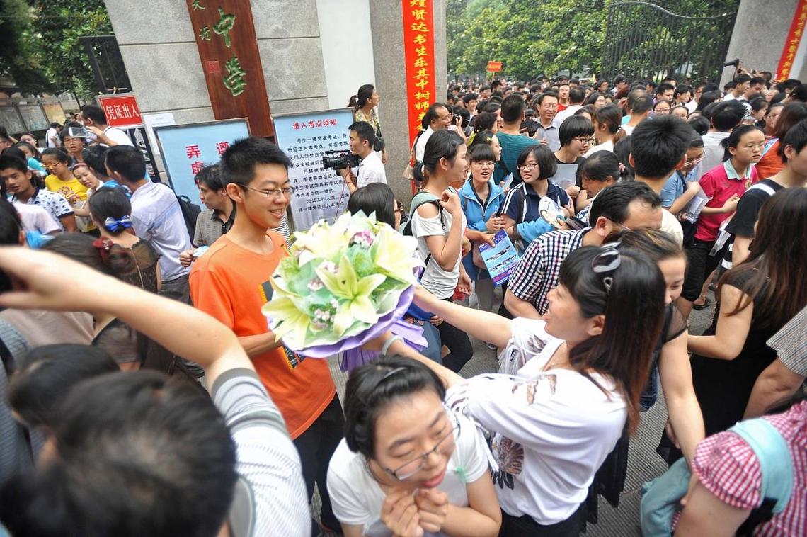 家长陪考生考前走廊聊天场景