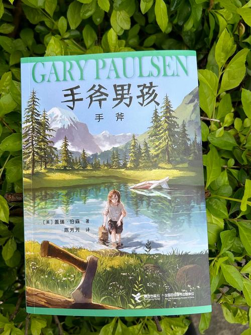 小男孩好奇地指着墙上汉字海报
