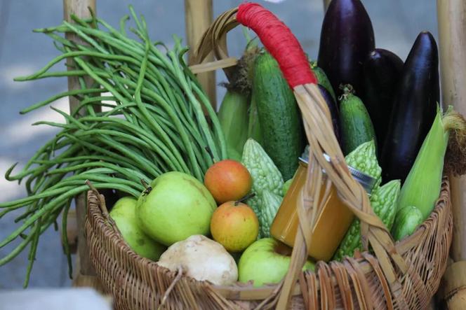 农贸市场竹篮摆放应季生鲜食材图