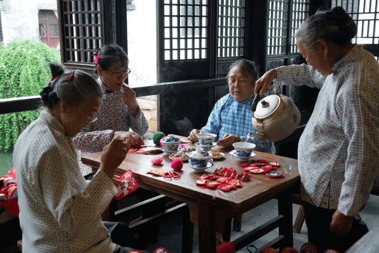 周庄古镇老街阿婆茶会场景
