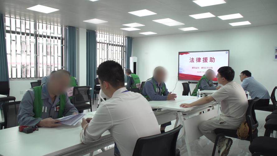 法律援助律师在破旧看守所门口匆忙翻看案卷