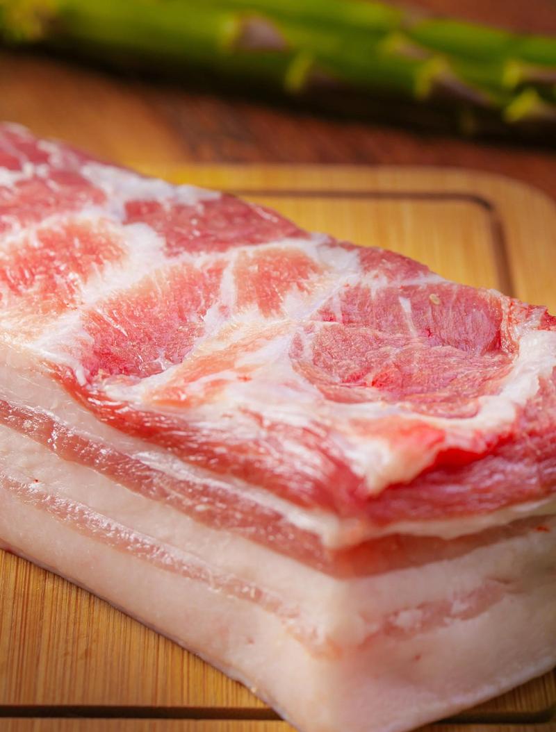 新鲜猪肉脂肪洁白瘦肉鲜红特写图片