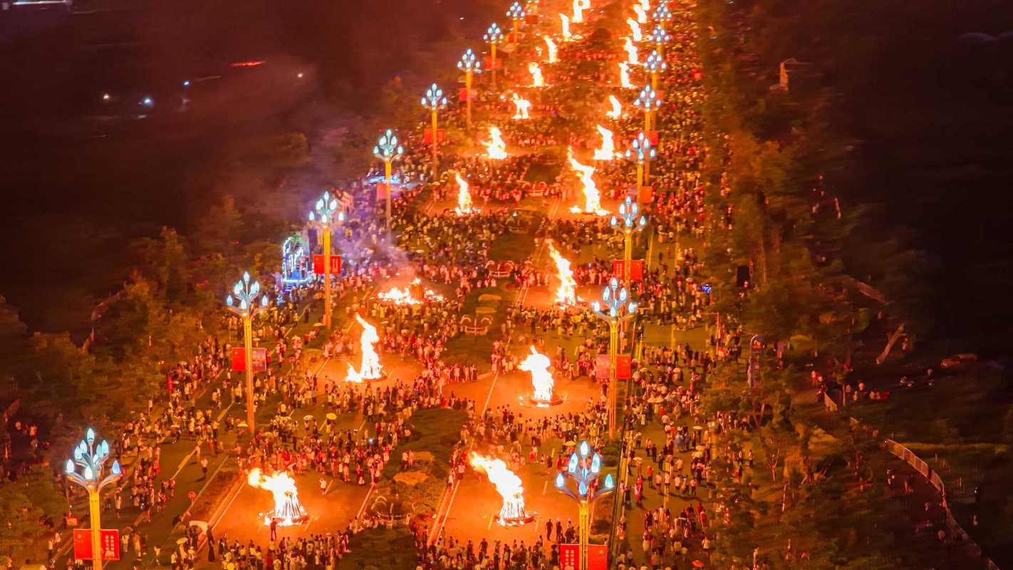 四川凉山彝族火把节万人火把巡游夜景