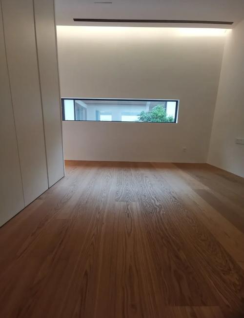 不同光源下木地板颜色对比场景图