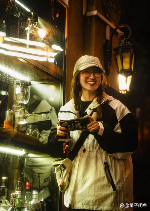 夜晚街边利用橱窗光线拍摄人像的实际场景图