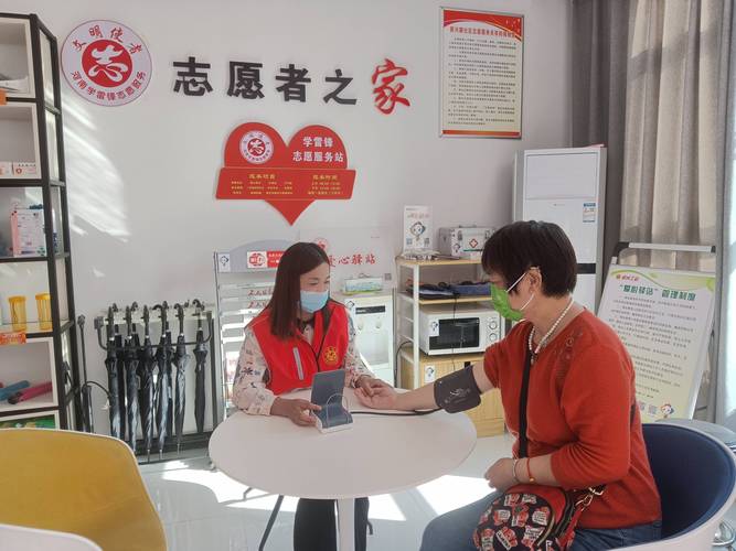 居民在社区服务台填写保障登记信息实拍