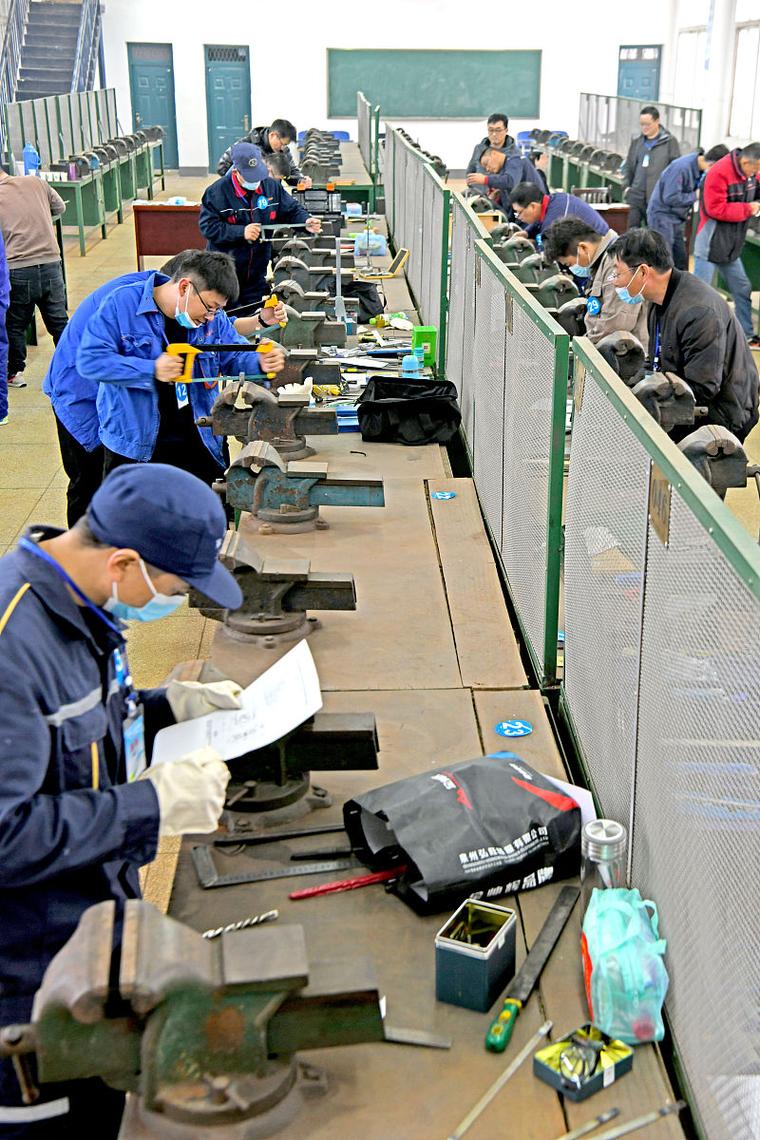老钳工手工打磨模具隐性知识实操场景