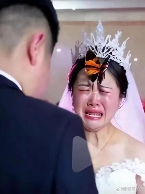 新娘对着电脑愁眉苦脸看婚庆评价