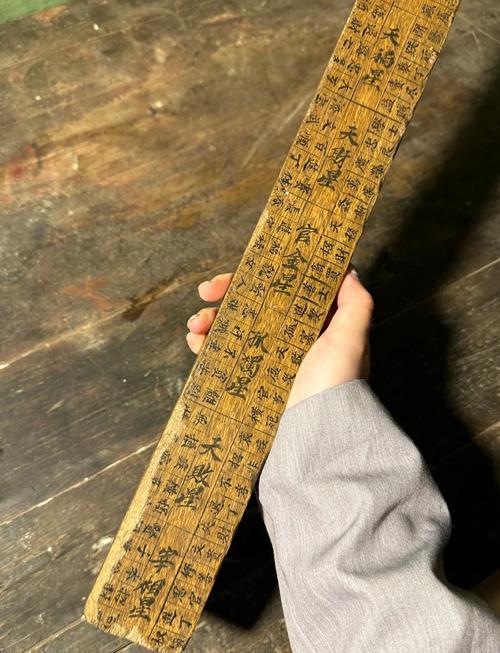 老木匠使用传统铜尺手工划线