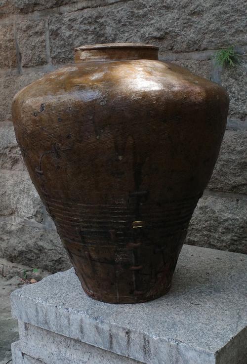 民国铸铁浴缸和旧玻璃酒杯