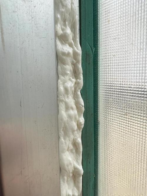 窗户安装发泡胶填充缝隙施工