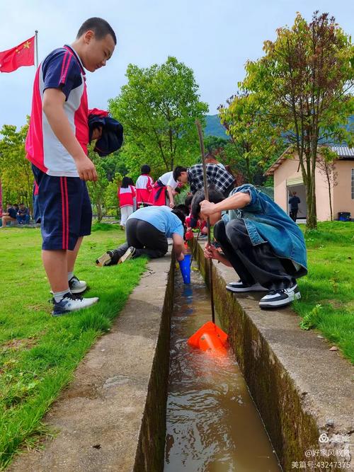 城郊初中学生蹲在旧灌溉渠边测水质