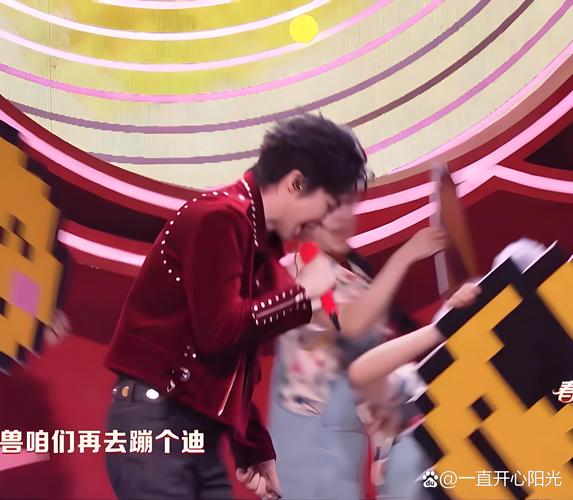 演讲者话筒掉落 观众欢笑 临场反应 幽默