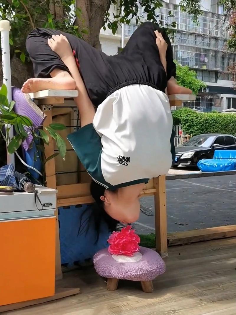 杂技团训练场小女孩弯腰咬花柔术训练