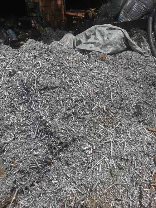 机加工车间地面堆积的铝制切削铁屑实拍