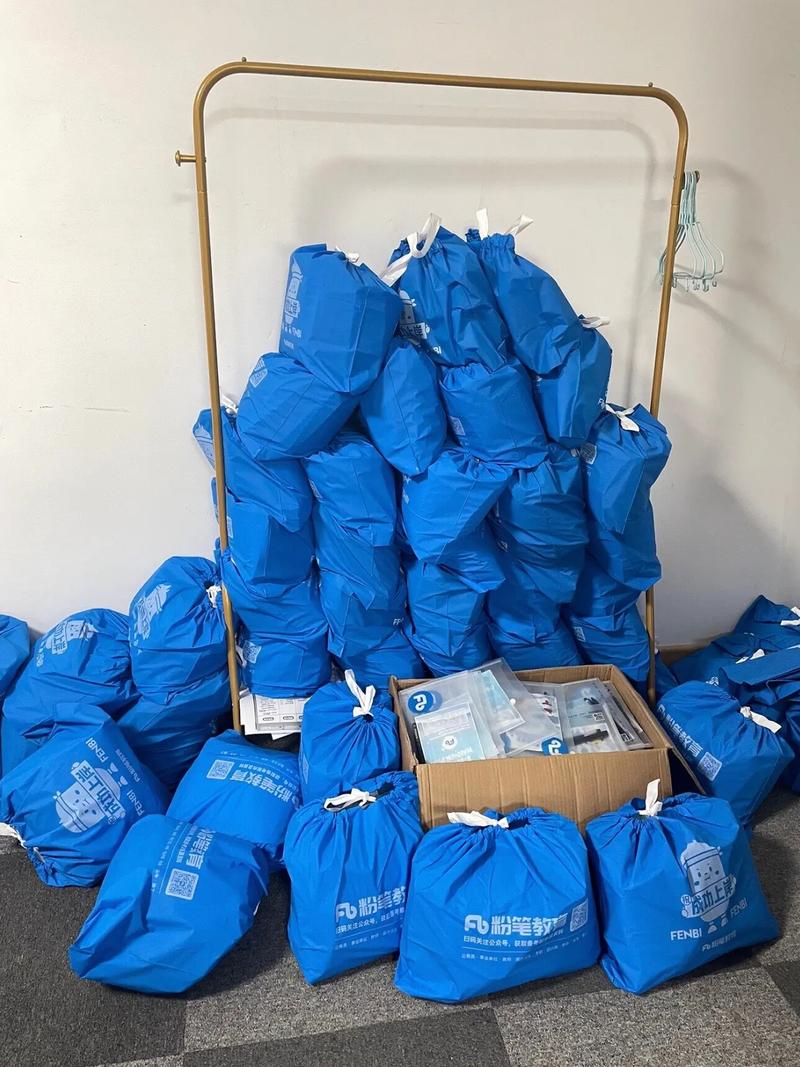 工业考生揣在工作服口袋的考试加油包